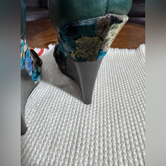 J. Vincent Crushed Velvet Wedge Sandals Size 8.5M – Teal Green Leather Heels - Picture 11 of 16